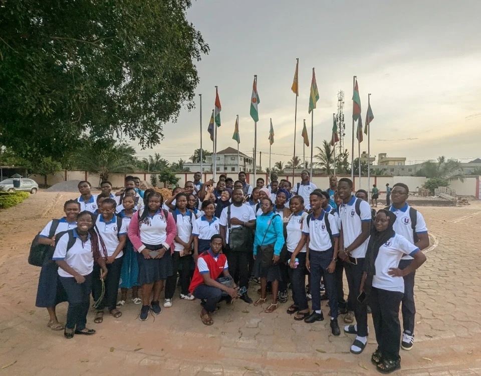 Du banc de l’étudiant au rôle d’enseignant-formateur : 6 ans plus tard, mon parcours me ramène à l’ UCAO -UUT togo 

En 2019, je quittais l’UCAO avec mon diplôme en main, un sac rempli de rêves…
et la conviction que la vraie vie commençait.

Honnêtement, je n’aurais jamais imaginé qu’un jour, je reviendrais dans ces mêmes classes.
Encore moins du côté du tableau.

Et pourtant…
Il y a quelques mois, la direction de l’UCAO me contacte :
« Nous aimerions que vous assuriez un cours à nos étudiants. »

J’ai relu le message trois fois.
Je n’ai rien dit tout de suite… mais intérieurement, j’étais profondément touché.
Parce que ce n’était pas juste une invitation.
C’était un symbole.
Une preuve silencieuse que le travail finit toujours par parler pour nous.

Ces dernières années, j’ai construit THESYMO avec passion, doutes, courage, nuits blanches, erreurs, rebonds et apprentissages.
Et sans le savoir, cette aventure m’a façonné.
Elle m’a appris l’entreprise de l’intérieur :
le monde des startups et des PME, le leadership, la gestion humaine, l’innovation, la pression…
et surtout : la responsabilité.

Le jour où je suis entré dans cette salle, face aux étudiants
j’ai ressenti quelque chose que je n’oublierai jamais.
Une sorte de boucle qui se ferme.
Une page qui se tourne.
La preuve que les efforts finissent toujours par créer quelque chose de beau.

J’ai enseigné.
J’ai partagé.
J’ai transmis.
Mais surtout… j’ai grandi.

Cette expérience m’a rappelé que la transmission est un acte puissant, presque transformateur.
Ils pensaient apprendre de moi… mais j’ai énormément appris d’eux aussi.

Hier, j'ai terminé ce cours avec le cœur rempli, la tête pleine, et une conviction :
le chemin du retour n’est jamais un hasard —
il nous ramène toujours là où nous avons quelque chose à offrir.

Merci à la direction de l’UCAO pour la confiance.
Merci aux étudiants pour leur énergie et leur engagement.
Merci à THESYMO de m’avoir formé par le feu et préparé à ce rôle.

La suite ?
Elle s’annonce encore plus excitante…
surtout avec l’arrivée imminente de l’application mobile THESYMO 🚀.

#RobertDjabaku #Leadership #RetourAuxSources #THESYMO #Entrepreneuriat #StartupLife #Education #Transmission #Inspiration
#Parcours #UCAO #AfriqueTech #TogoTech #DéveloppementPersonnel #CultureDentreprise #Tech