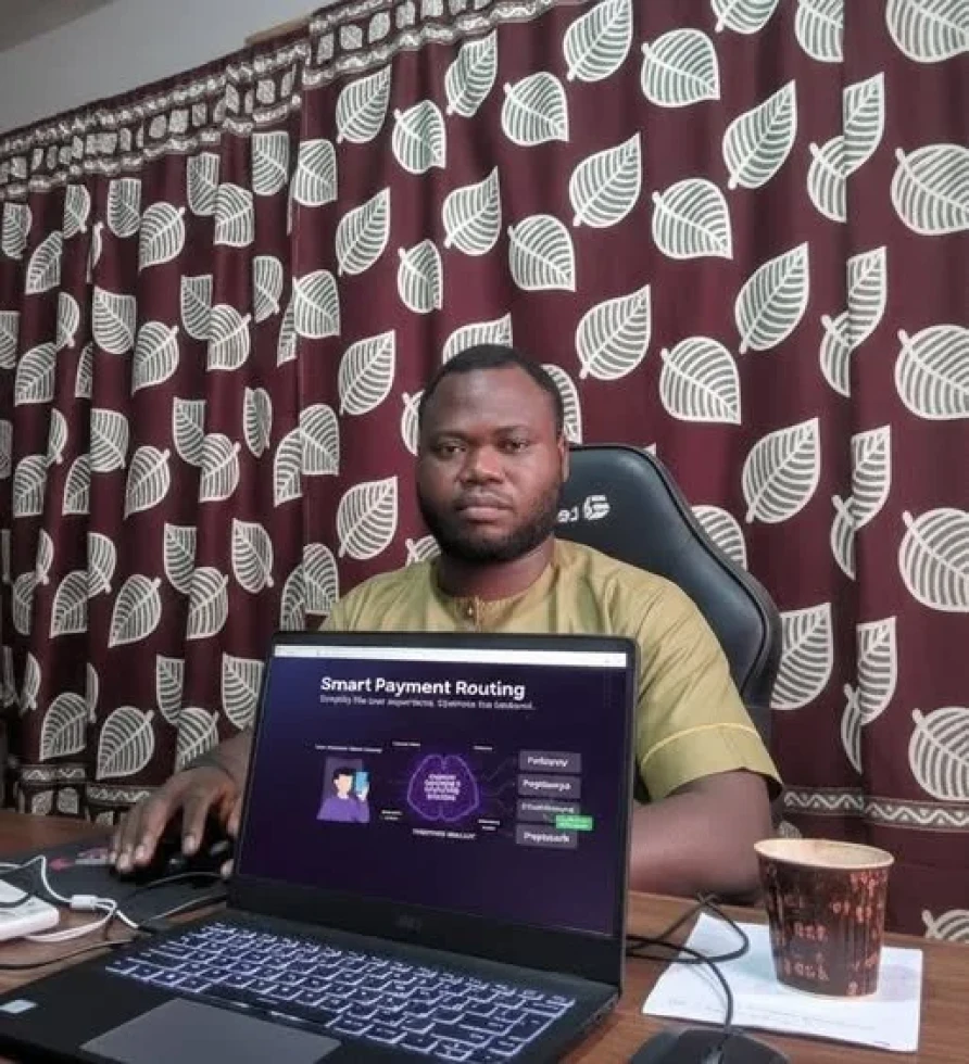 Connaissez-vous le “Smart Payment Routing” ?

Comme vous le savez, cela fait un moment que mon équipe et moi travaillons sur le développement de l’application mobile de THESYMO.

Après avoir finalisé une première version stable… je me suis rendu compte d’un problème très intéressant.

En Afrique, les utilisateurs connaissent leurs méthodes de paiement :

✔️ Moov Money
✔️ MTN Money
✔️ Mixx by Yas
✔️ Orange Money

Mais ils ne connaissent pas les agrégateurs comme Fedapay, Cinetpay ou autres.

Et pourtant… ce sont ces agrégateurs qui traitent réellement les transactions en arrière-plan.

Résultat ?

Dès qu’un utilisateur voit un nom qu’il ne connaît pas, un doute s’installe.
Confiance réduite.
Abandon potentiel.

Nous avons donc décidé d’implémenter un système de Smart Payment Routing.

Concrètement :

L’utilisateur choisit simplement sa méthode de paiement (ex: Moov Money Togo).

En arrière-plan, notre API sélectionne automatiquement le meilleur agrégateur en fonction de :

• Son taux de succès
• Sa rapidité
• Les performances récentes
• Le nombre d’échecs
• Un score dynamique en temps réel

L’utilisateur ne voit que ce qu’il comprend.
La complexité reste invisible.

C’est exactement ce que font les grandes plateformes internationales.
Mais très peu de solutions africaines implémentent encore ce type d’orchestration.

Ce défi m’a rappelé une chose essentielle :

Dans le digital, le problème n’est pas toujours technique.
Il est souvent psychologique et lié à la confiance.

Construire pour l’Afrique, ce n’est pas juste coder.
C’est comprendre les comportements, les perceptions et les réalités locales.

Et vous, avez-vous déjà intégré du Smart Routing dans vos systèmes de paiement ?

#Fintech #StartupAfrica #ProductManagement #UX #PaiementDigital #THESYMO