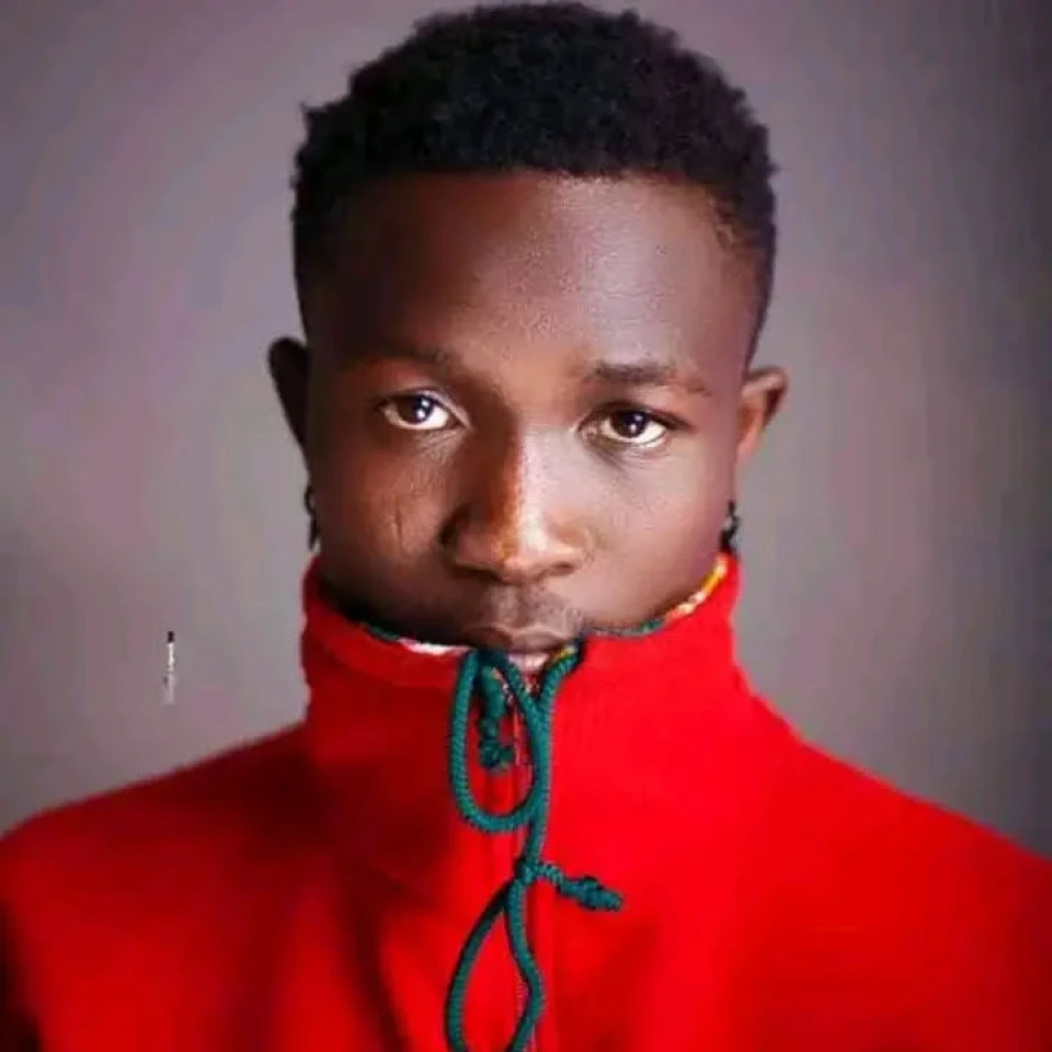 Le relooking artistique, ce n’est pas juste une question de vêtements ou d’élégance. C’est une stratégie d’image, une identité visuelle qui te rend unique et reconnaissable.
Un artiste, c’est une marque. Et une marque forte ne copie pas, elle impose son univers. Ton style doit parler pour toi avant même que tu ne prennes le micro.
Aujourd’hui, beaucoup confondent tendance et identité. Pourtant, le vrai relooking artistique, c’est ce qui te distingue, ce qui te vend, ce qui marque les esprits.
Travaille ton image comme tu travailles ton son. Parce qu’au final, ce que les gens voient est aussi puissant que ce qu’ils entendent.